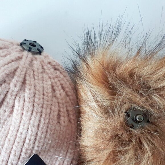 NWT / NIB Vince Camuto pink beanie & 3 pom poms box set - Picture 3 of 3